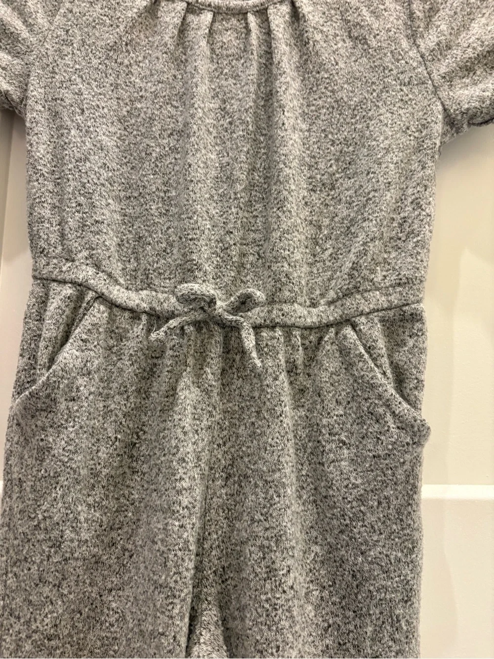 Old Navy Girls Gray Jumpsuit/Romper Size 4T short sleeves, pockets, pants,